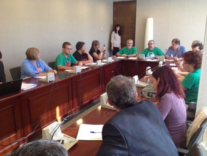 Encuentro entre los representantes de la PAH, PSOE y Podemos