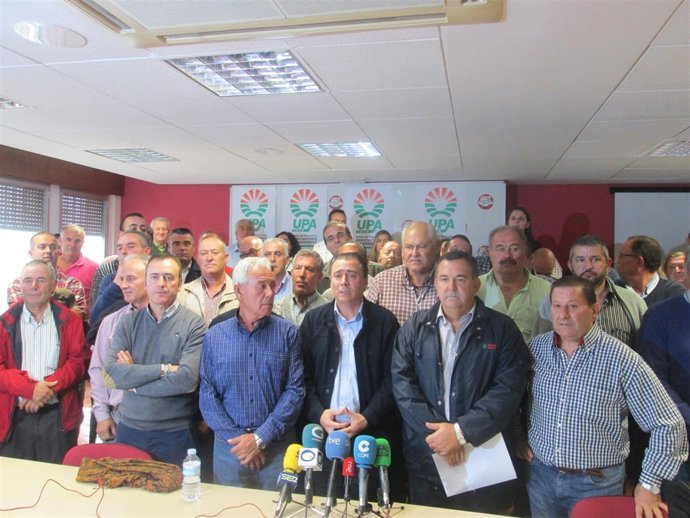 Agustín Rodríguez arropado por el comité de UPA-A