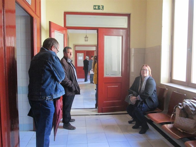 Estrella Cerezuela, a las puertas de la sala de vistas de la Audiencia