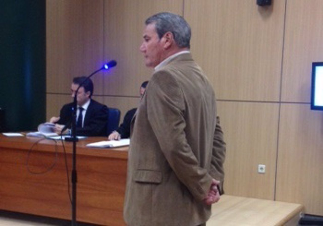 Profesor acusado durante el juicio