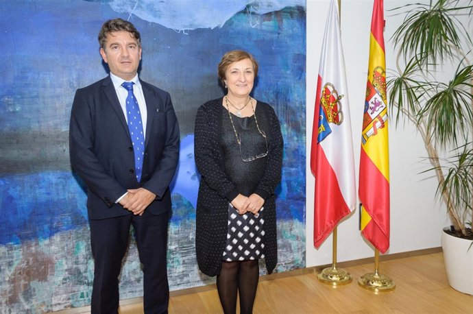 La consejera con el alcalde de Selaya