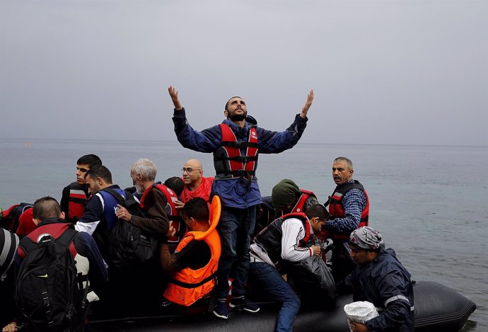 Refugiado sirio da gracias tras llegar a la isla de Lesbos