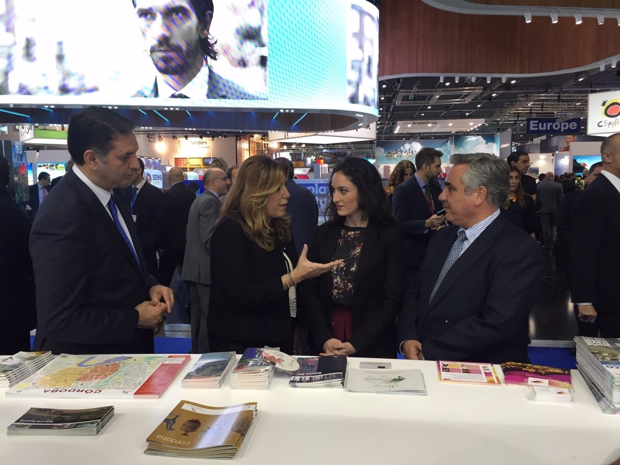 Gómez junto a la presidenta de la Junta de Andalucía (centro) en la WTM Londres