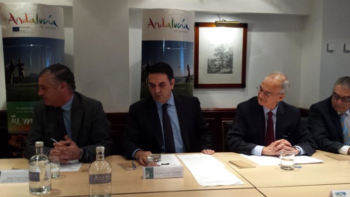 El consejero de Turismo, en el centro, en la World Travel Market