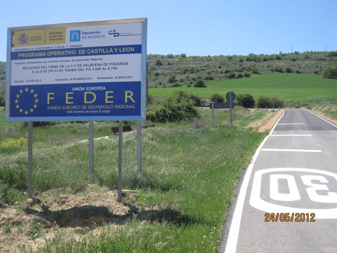 Cartel anunciador de una obra financiada con fondos FEDER en Palencia