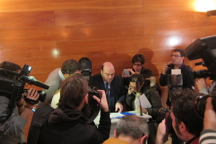Caunedo muestra a la prensa'l documentu de gastos de la tarxeta. 