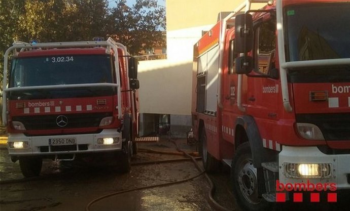 Bomberos actuando en la residencia de Agramunt