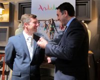 Fernández promociona la oferta de golf en el mercado británico, que "ayuda en la lucha contra la estacionalidad