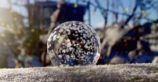 Fascinante vídeo captura la magia de burbuja de jabón congelada