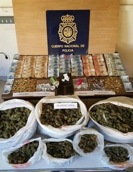 Droga y dinero incautado al clan