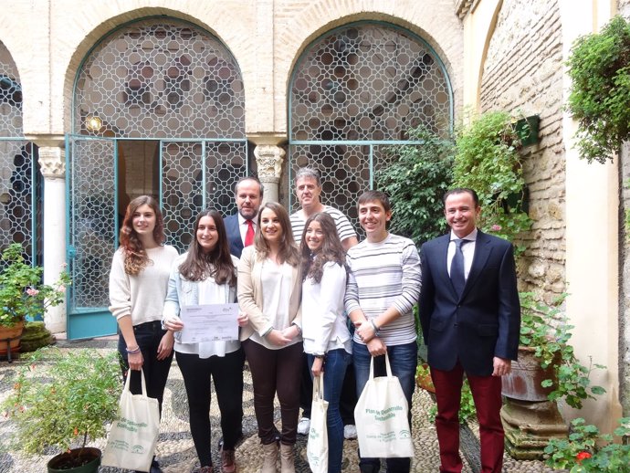 Ruiz (centro) y Algar (detrás izda.) con alumnos y profesores del IES premiado