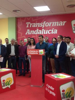 Maíllo este amrtes en rueda de prensa respaldado por alcaldes andaluces de IU