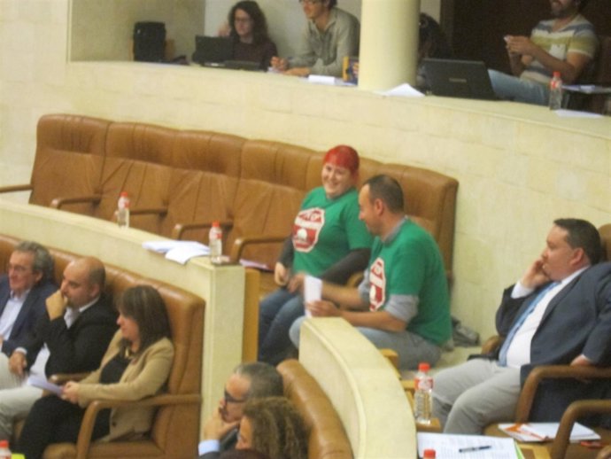 Verónica Ordóñez y José Ramón Blanco (Podemos) con camisetas antidesahucios