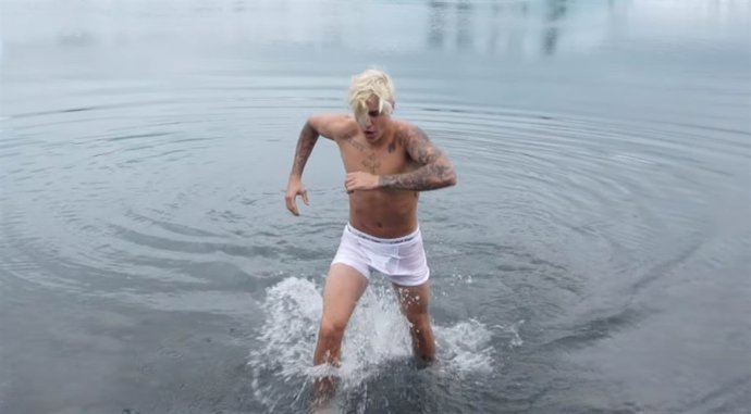 Justin Bieber enseña 'músculos' y calzoncillos en 'I'll show you'