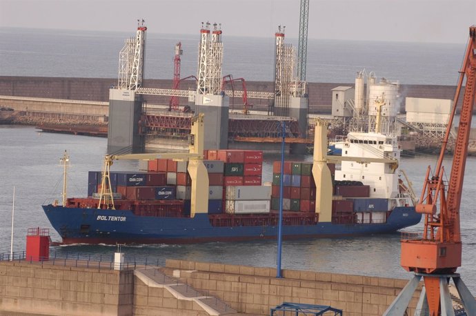 Tráfico marítimo en El Musel. 