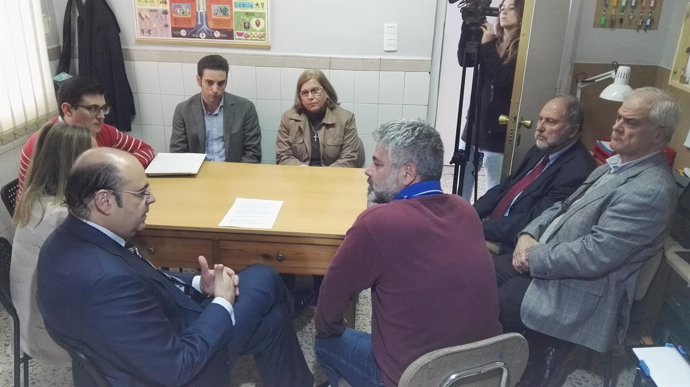 El presidente del PP en Granada reunido con un grupo de padres de alumnos.