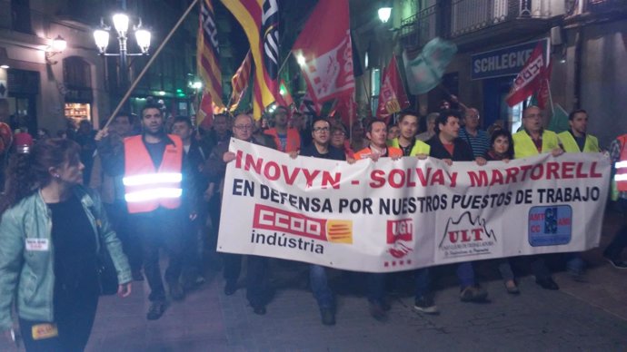 Trabajadores de Solvay se manifiestan por las calles de Martorell