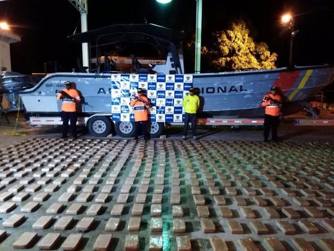 Policía de Colombia intercepta concaína en aguas internacionales