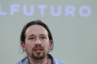 Iglesias se arranca a cantar en televisión con un homenaje a Javier Krahe dedicado a "mujeres que están con un idiota"