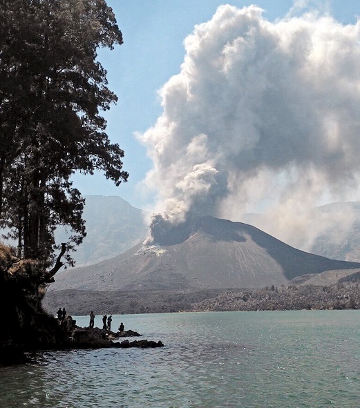 Volcán en indonesia en Erupción