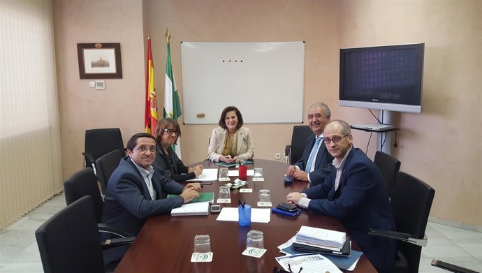 Trabajadores sociales se reúnen con la Junta 