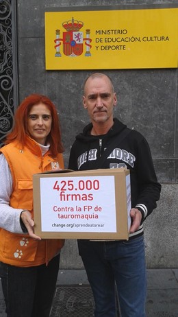 Entregan 425.000 firmas en el Ministerio de Educación con la FP de Tauromaquia