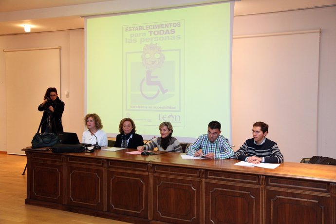 Reunión entre representantes del Ayuntamiento, hosteleros y comerciantes.