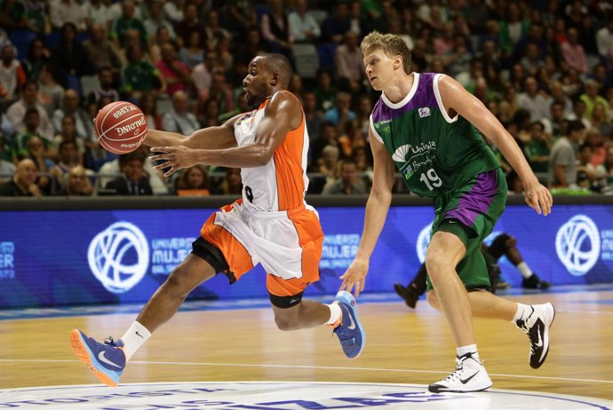 UNICAJA - MONTAKIT FUENLABRADA, JONATAN  TABU Y MINDAUGAS KUZMINSKAS  