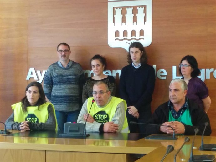 Miembros de PAH presentan la moción con portavoces de los Grupos que la apoyan