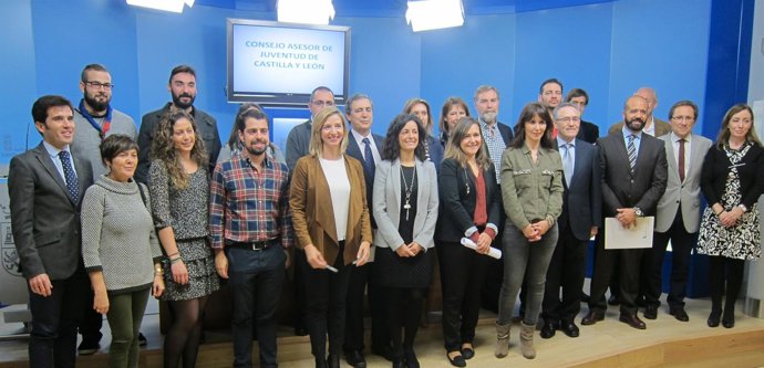 García junto a los integrantes del Consejo Asesor de Juventud