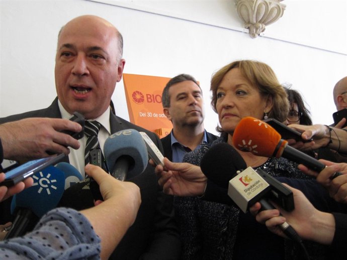 La consejera observa la intervención del presidente de la Diputación cordobesa