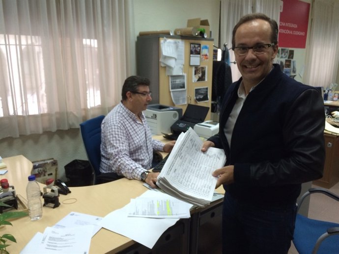 El alcalde de Hinojos, Miguel Ángel Curiel, en la Subdelegación del Gobierno. 