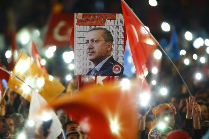 Imagen de Erdogan tras la victoria electoral del AKP en Turquía