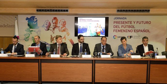 Jornada sobre fútbol femenino en la Liga, con Tebas y Albert Soler