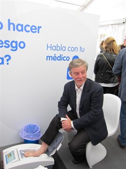 El alcalde de Zaragoza, Pedro Santisteve, se realiza una densiometría.