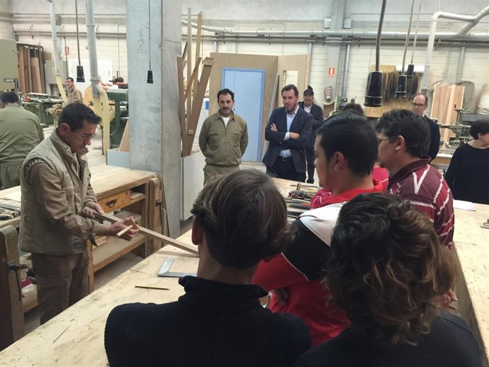 El alcalde, durante su visita al taller de empleo. 