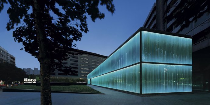 Roca Gallery de Barcelona iluminada de azul por el 70º aniversario de la ONU