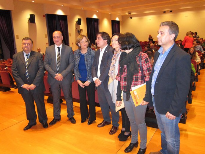 La consejera, entre el presidente de la Diputación y del de Ecovalia