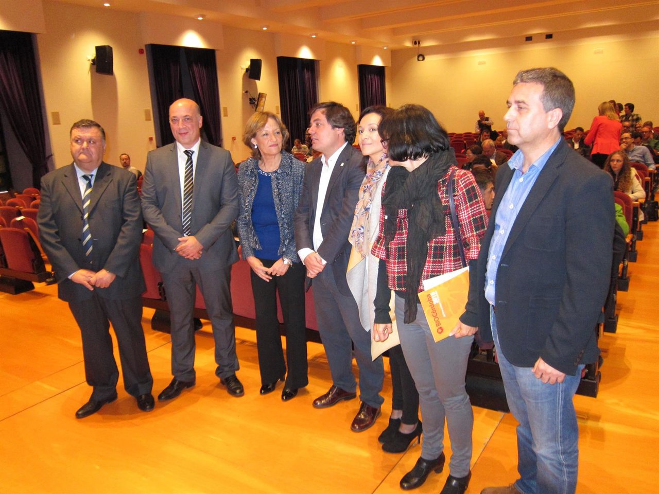 La consejera, entre el presidente de la Diputación y del de Ecovalia