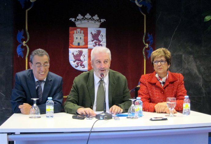  El Director General De Salud Pública, Agustín Álvarez (Centro), En Salamanca