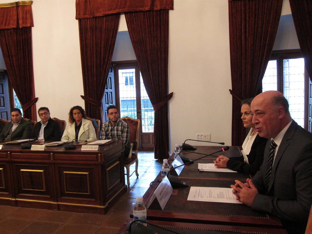 Ruiz, junto a Barbero, se dirige a los firmantes