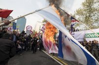 Quema de banderas y gritos contra Obama en el aniversario del asalto a la Embajada de EEUU