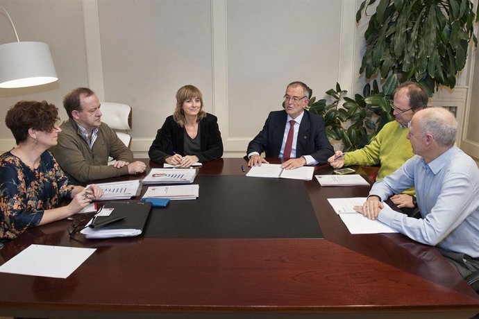 La consejera Ollo se ha reunido con representantes de Eusko Ikaskuntza.