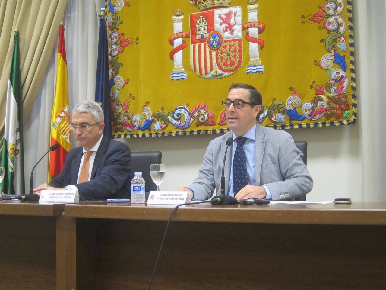 El subdelegado del Gobierno en Málaga, Miguel Briones, y jefe Demarcación Costas