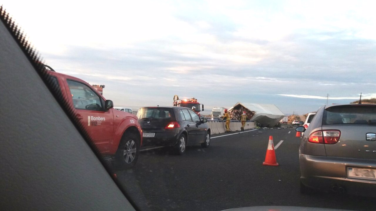 El camión caído entre los dos carriles