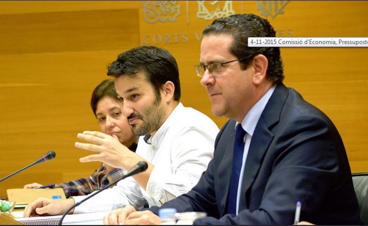 Vicent Marzà, en el centro, en las Corts Valencianes 