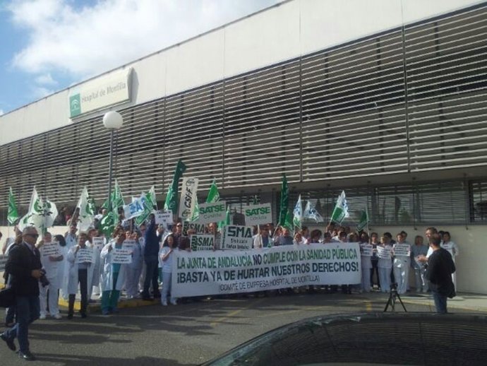 Concentración de los trabajadores del Hospital de Montilla