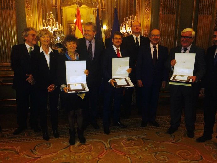 El ministro entrega en París las placas de Honor de Alfonso X el sabio