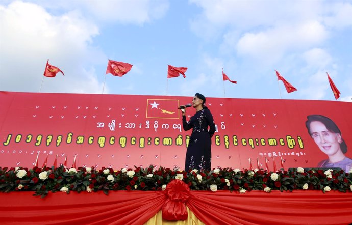  Aung San Suu Kyi, Mitin De Campaña En Rangún 