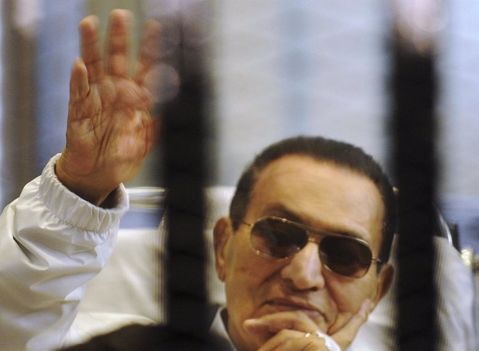 El expresidente egipcio Hosni Mubarak saluda desde una celda